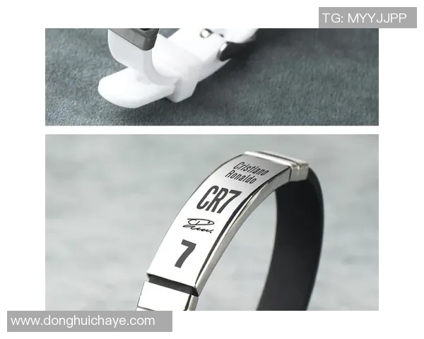 足球明星佩戴手链的高清图片欣赏与时尚解析